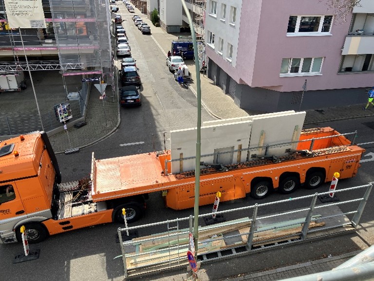 Anlieferung der Betonfertigelemente mittels eines Flatliner-LKW (Quelle Fraunhofer IBP)