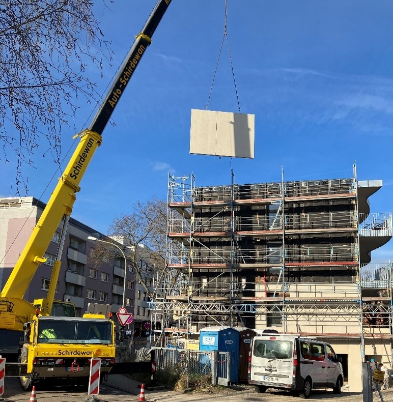 Montage der SolarVHF-Elemente an der Ostfassade (Quelle Fraunhofer IBP)